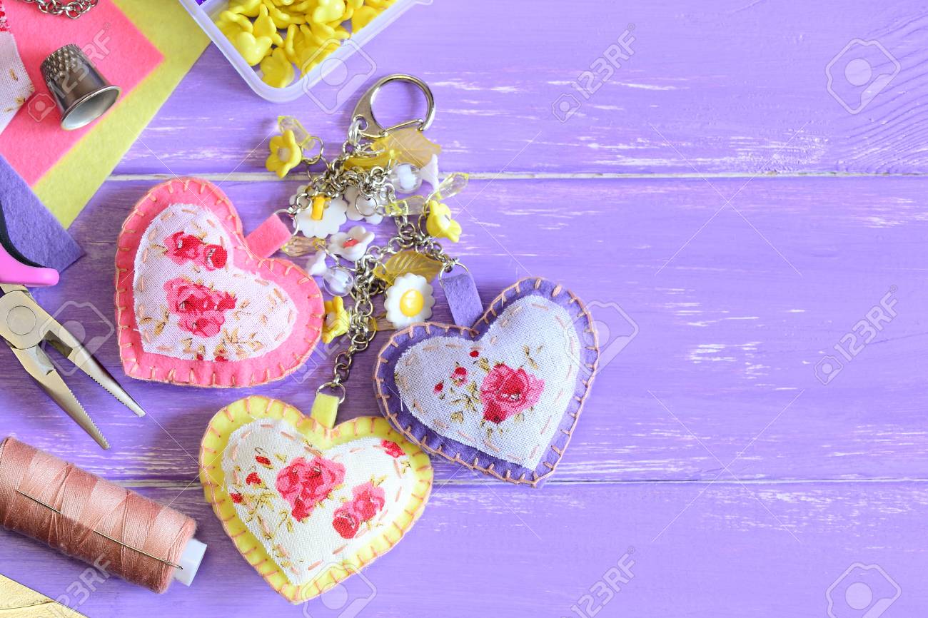 花柄ハートモチーフ キーホルダー パープルビーズ付き 091601 花柄