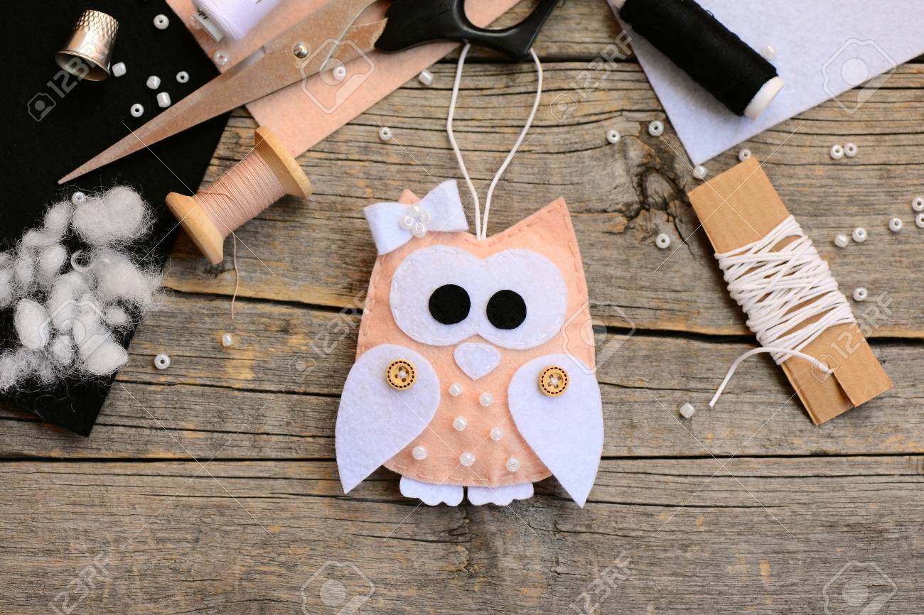 ニースは フクロウの飾り ソーイング用品 ビンテージ木製のテーブル ツールを感じた 感じたからクリスマスの飾りを作成します 簡単な子供のクリスマスのための縫製工芸品 トップ ビュー の写真素材 画像素材 Image