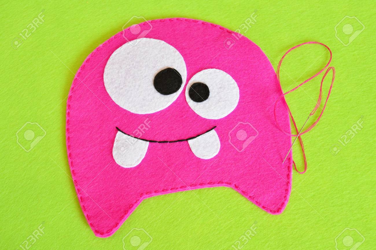 ピンク感じたウルトラ怪獣のセットを縫製モンスター手作りグッズの作り方 の写真素材 画像素材 Image