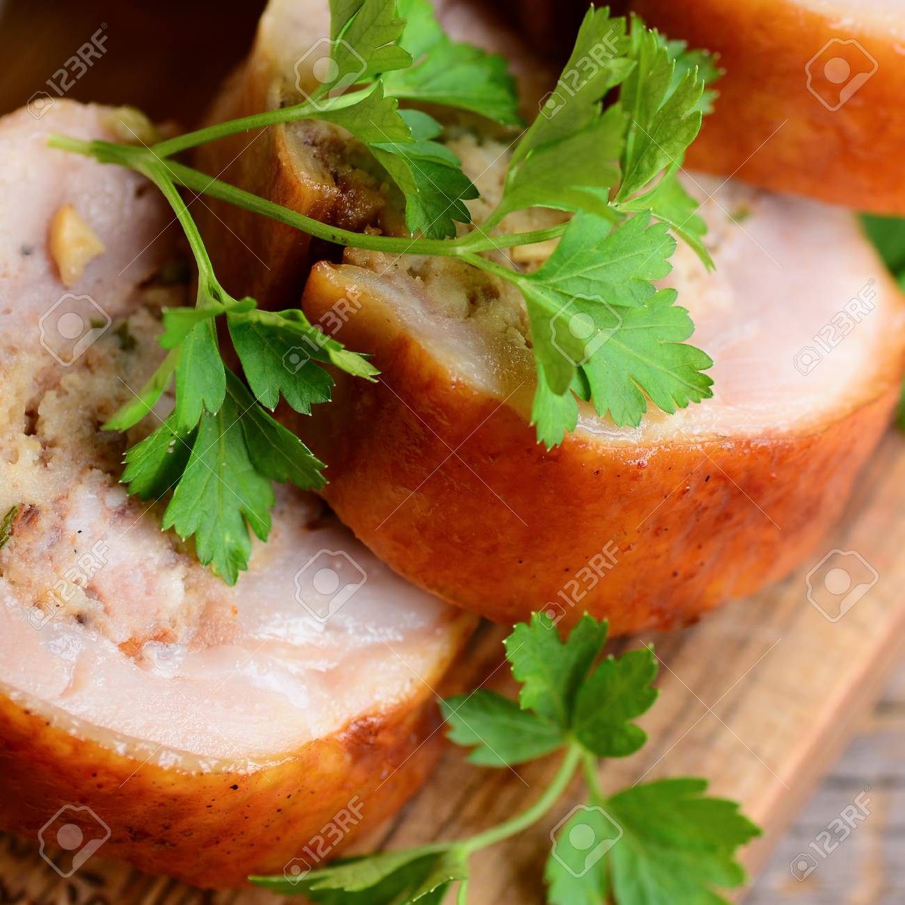 鶏のロール オーブン焼き おいしい鶏のロール 新鮮なパセリの木の板 どのようにアイデアを詰め物を詰めたチキンのフィレ クローズ アップ の写真素材 画像素材 Image