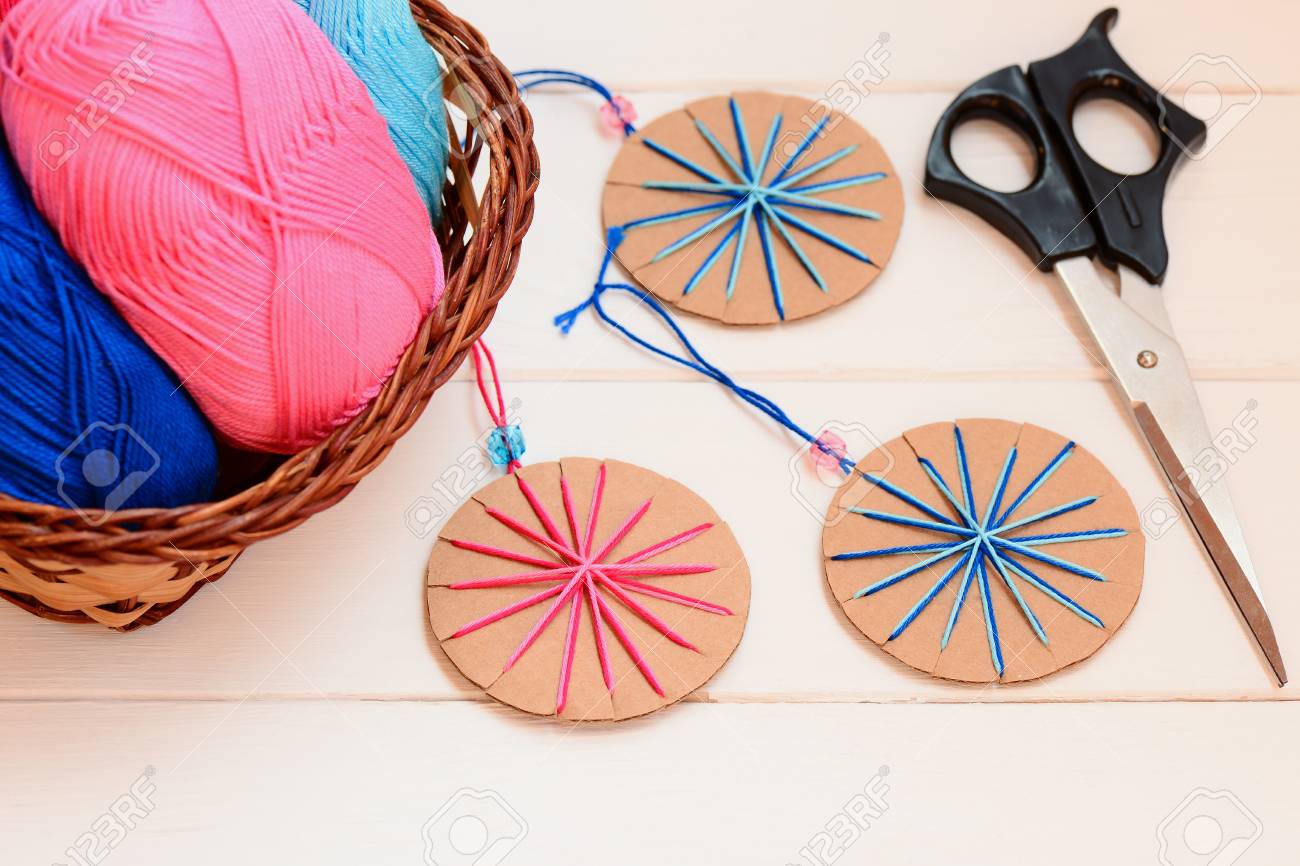 Boules De Noël Décorations Ciseaux Fils De Coton Sur Une Table En Bois Boules De Noël Artisanales Faites De Vieux Carton Et Fils De Coton