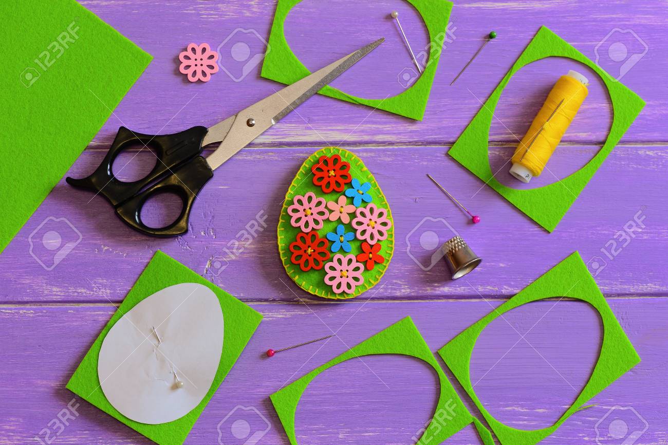 フェルトイースターエッグの装飾 木製の花のボタンと手作りはイースターエッグを感じました フェルト スクラップ はさみ シンブル スレッド 紙テンプレート テーブルのピン 簡単なイースターの装飾は あなた自身を作ることができます の写真素材 画像素材 Image