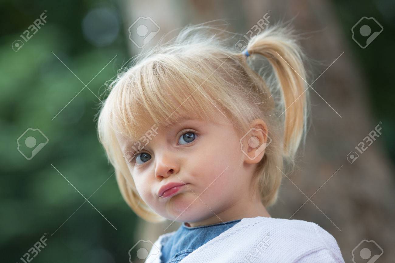 Pensee Serieuse Ou Triste Jeune Bebe Caucasien Blonde Vraies Personnes Fille Avec Queue De Cheval Portrait Proche Exterieur Banque D Images Et Photos Libres De Droits Image