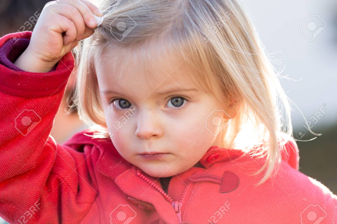Pensee Serieuse Ou Triste Jeune Bebe Caucasien Blond Personne Reelle Fille Close Portrait Exterieur Banque D Images Et Photos Libres De Droits Image