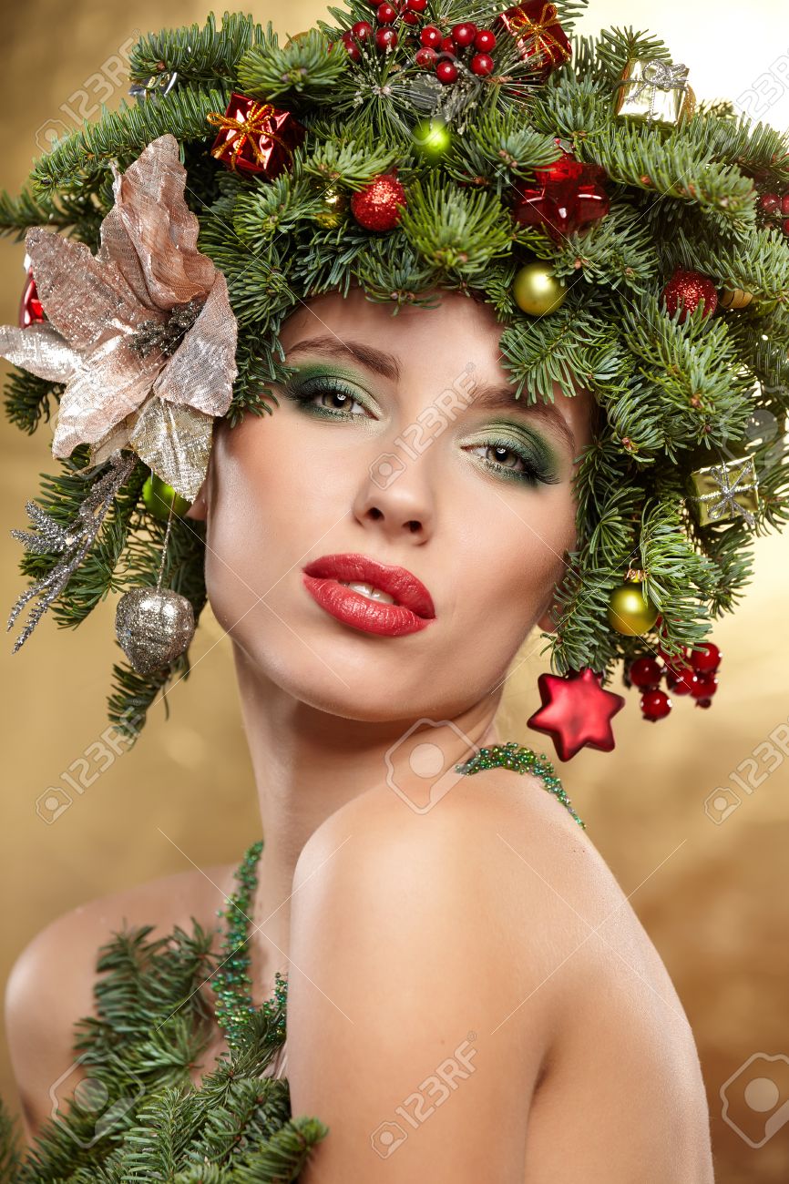 クリスマスの女性 美しい新年とクリスマス ツリー休日のヘアスタイルとメイクアップ の写真素材 画像素材 Image