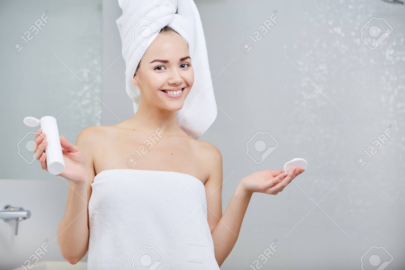 Beautiful Woman applying facial moisturizing cream.Skincare concept - 51693071 Beautiful Woman applying facial moisturizing cream.Skincare concept - 51693071