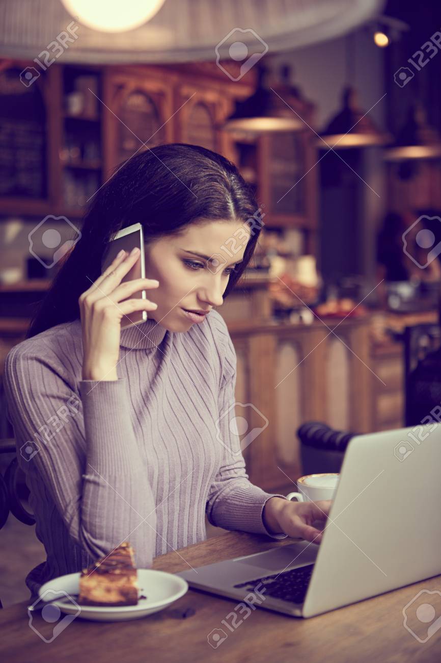 カフェのラップトップで働く女性 社会的ネットワークの概念 の写真素材 画像素材 Image カフェのラップトップで働く女性 社会的ネットワークの概念 の写真素材 画像素材 Image