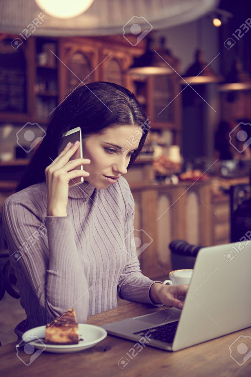 カフェのラップトップで働く女性 社会的ネットワークの概念 の写真素材 画像素材 Image