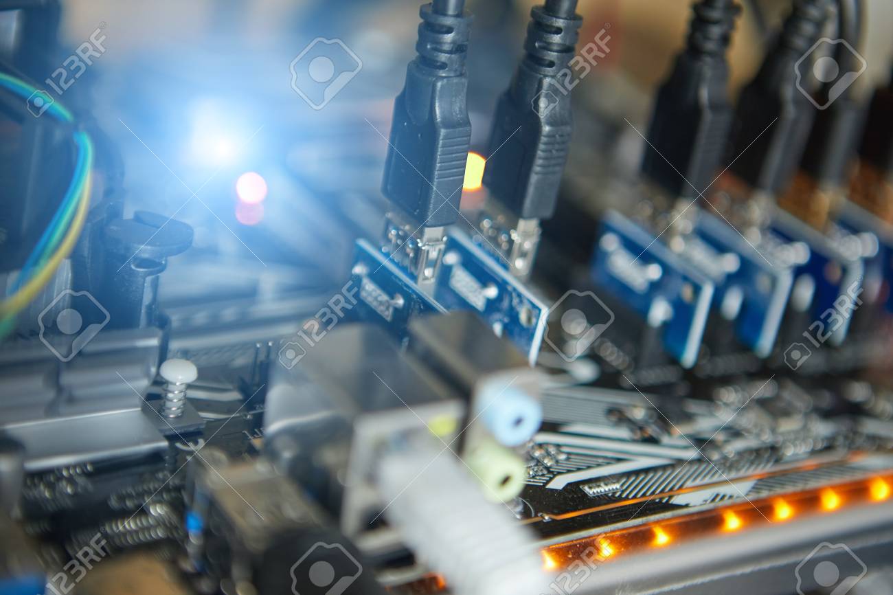 Fondo De Cryptocurrency (aparejo De La Minería), Cierre De La Disposición De  GPUs Para La Máquina De La Plataforma De La Explotación Minera Para La Mina  Para La Criptografía Digital Tal Como