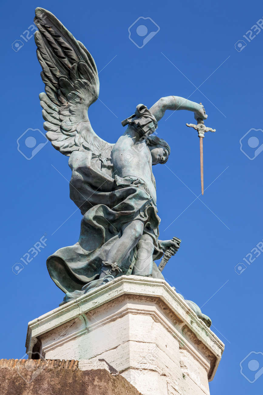 イタリア、ローマのサンタンジェロ城の上にある大天使ミカエルの像