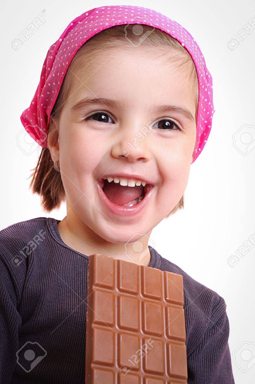 女の子はチョコレートを食べる の写真素材 画像素材 Image