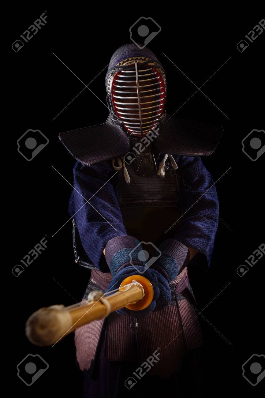 黒の背景に伝統的な衣装で剣道戦士 の写真素材 画像素材 Image
