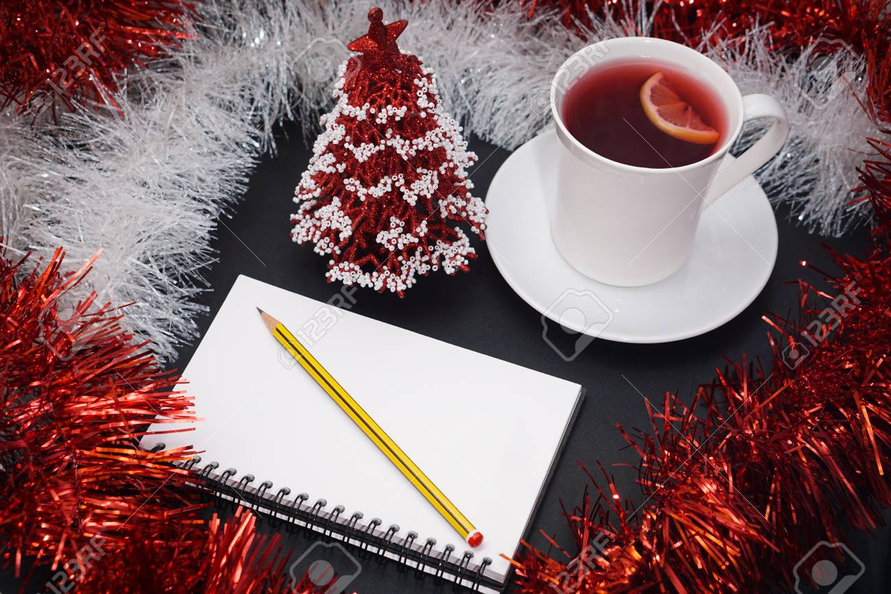 Albero Di Natale Rosso E Bianco.Immagini Stock Tazza Di Te Rosso Con Fetta Di Limone Notebook Con Matita Decorazione Di Natale Rosso E Bianco E Albero Di Natale Rosso Sul Tavolo Scuro Image 90380663