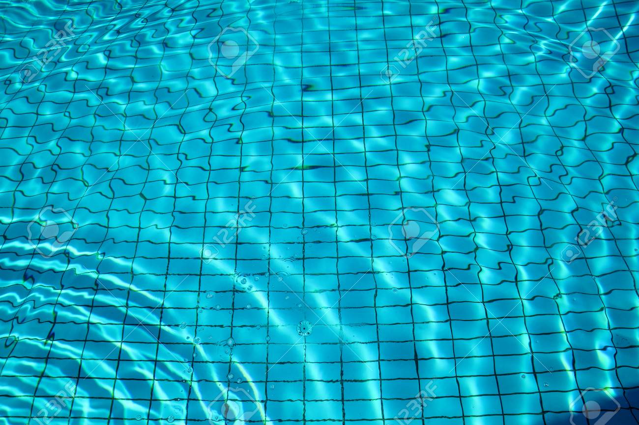 プール底コースティックス リップル波背景と流れ.青いプール、スイミング プールの水の背景の表面。クリアライト ブルー プールの水は、太陽光が反射して波紋します。の写真素材・画像素材  Image 84961974