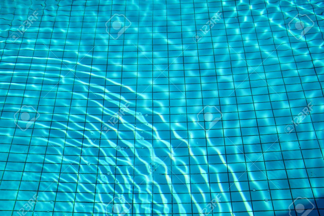 Blaues Zerrissenes Wasser Im Swimmingpool Pool Boden Caustics Welligkeit Und Fliessen Mit Wellen Hintergrund Klares Hellblaues Poolwasser Krauselt Sich Mit Sonnenreflexionen Oberflache Des Blauen Swimmingpools Lizenzfreie Fotos Bilder Und Stock