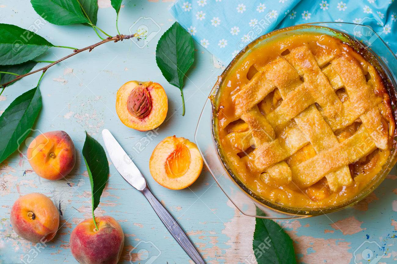 自家製の桃パイ Top ビュー スタイルのビンテージ 選択と集中 の写真素材 画像素材 Image