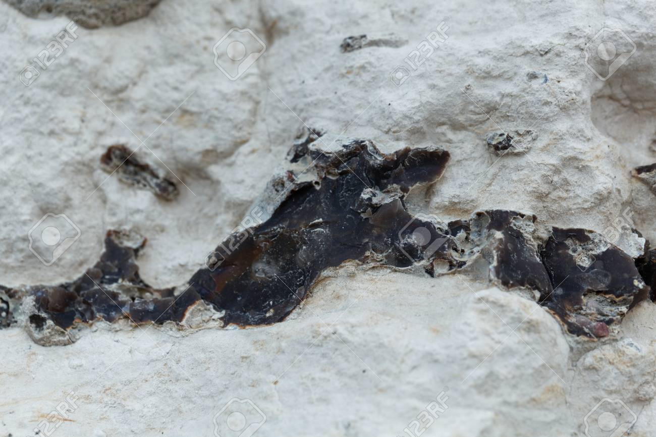 白亜紀の石灰岩の黒フリント小石 ノルマンディー フランス の写真素材 画像素材 Image