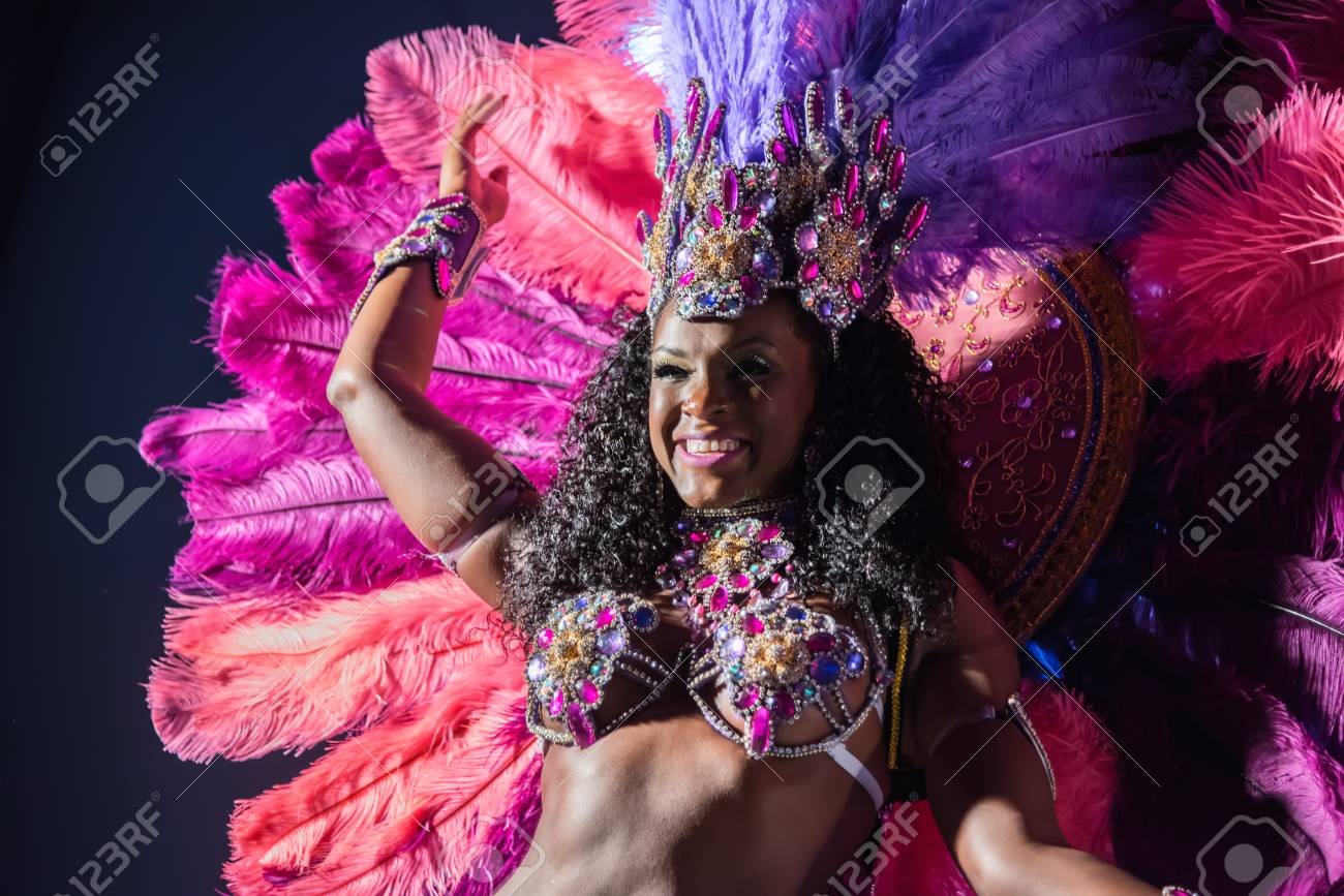 モスクワ ロシア 17年 1 月 ブラジルのカーニバルのショーです 美しい女の子明るいカラフルなカーニバル衣装暗い背景 アフリカ系アメリカ人女性サンバ ダンサー ピンク カーニバル衣装黒背景に笑みを浮かべてください の写真素材 画像素材 Image