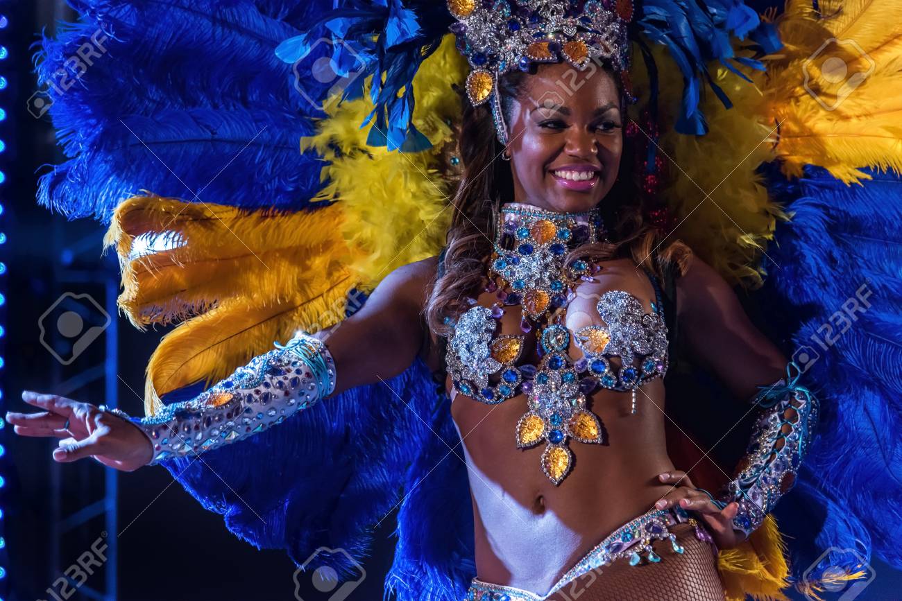 モスクワ ロシア 17年 1 月 ブラジルのカーニバルのショーです 美しい女の子明るいカラフルなカーニバル衣装暗い背景 アフリカ系アメリカ人女性サンバ ダンサー ピンク カーニバル衣装黒背景に笑みを浮かべてください の写真素材 画像素材 Image
