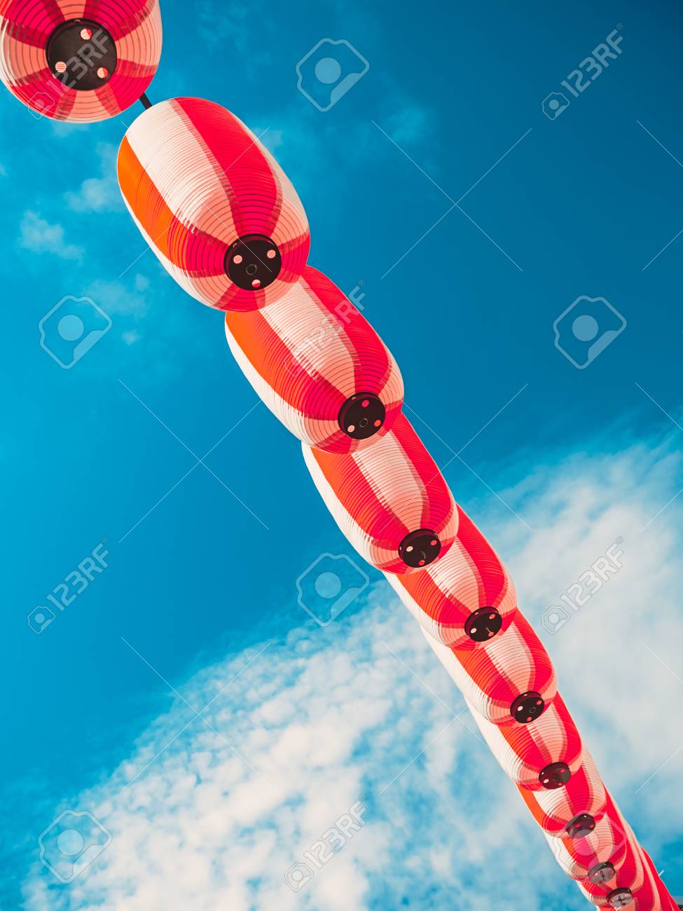 紙の赤白ちょうちん提灯青い空を背景に掛かっています 夏の背景 の写真素材 画像素材 Image