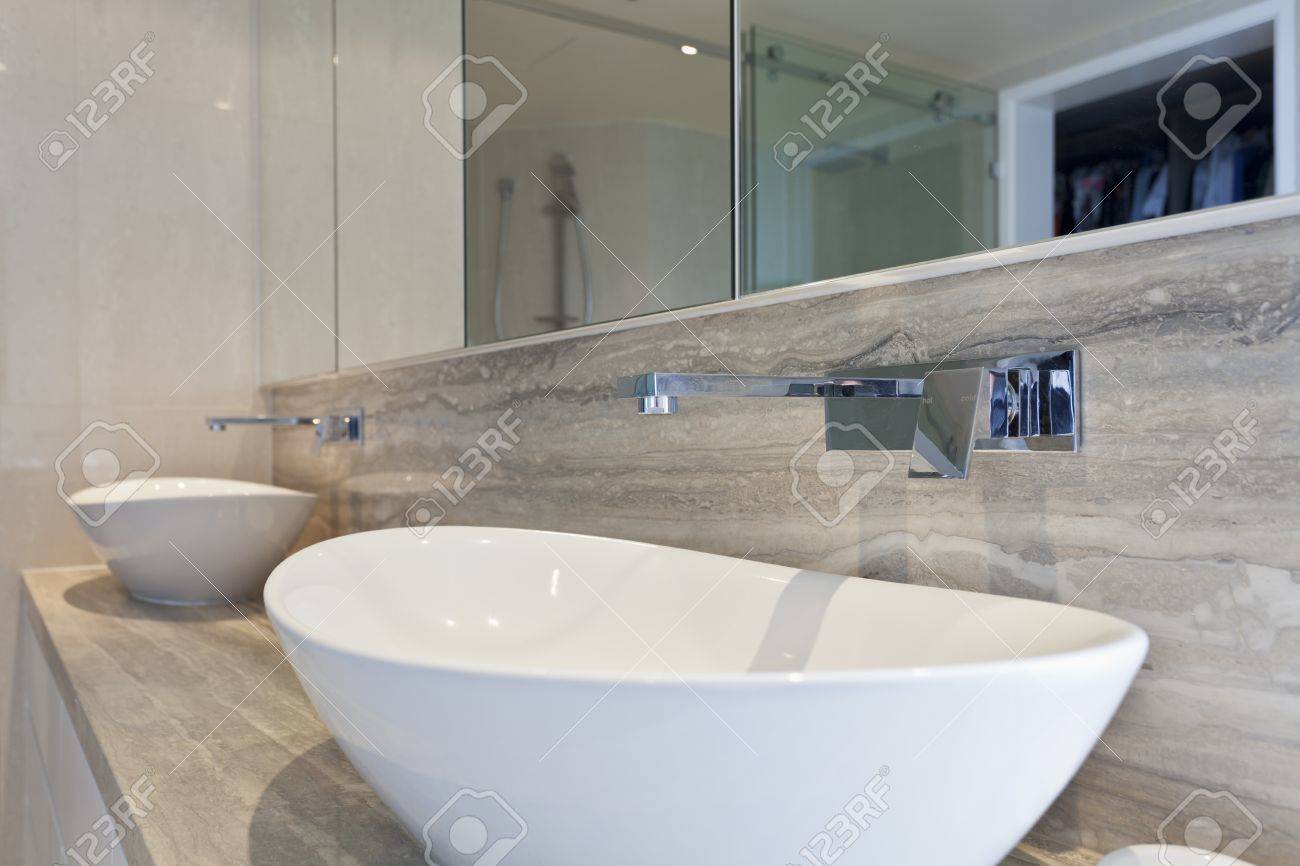 Primo piano di due lavandini in bagno moderno foto royalty free ... Lavandino bagno moderno