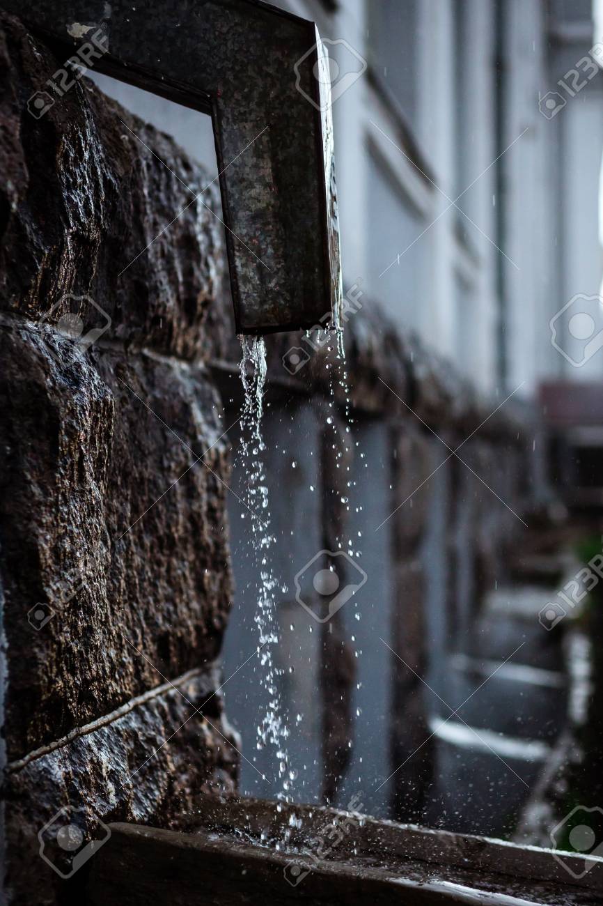 雨 洪水の間に金属の縦樋から流れる水 豪雨に対する保護の概念 の写真素材 画像素材 Image