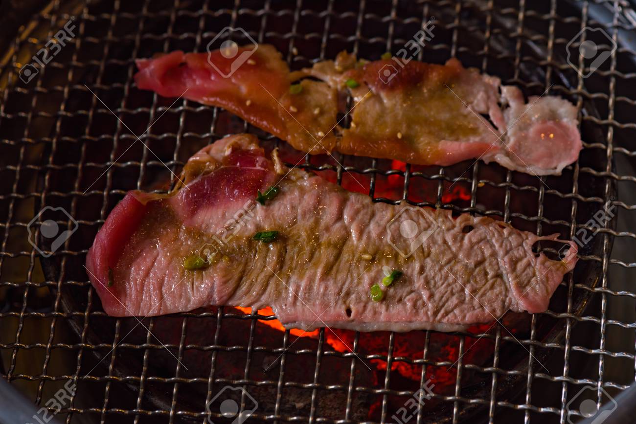 日本レストラン飛騨高山日本の木炭呼び出し焼肉のおいしい日本マリネ肉グリルのクローズ アップ の写真素材 画像素材 Image