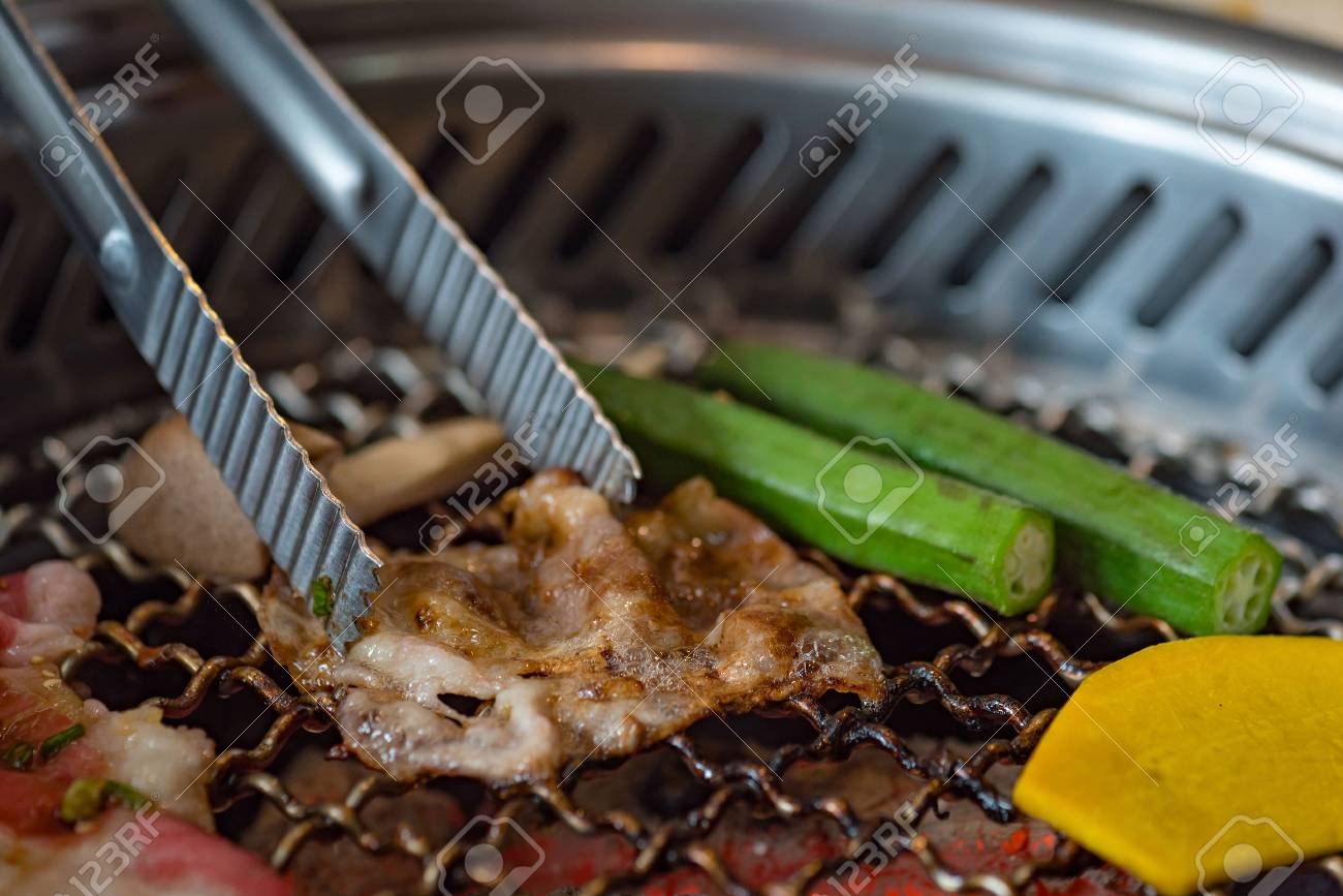 日本レストラン飛騨高山日本の木炭呼び出し焼肉のおいしい日本マリネ肉グリルのクローズ アップ の写真素材 画像素材 Image