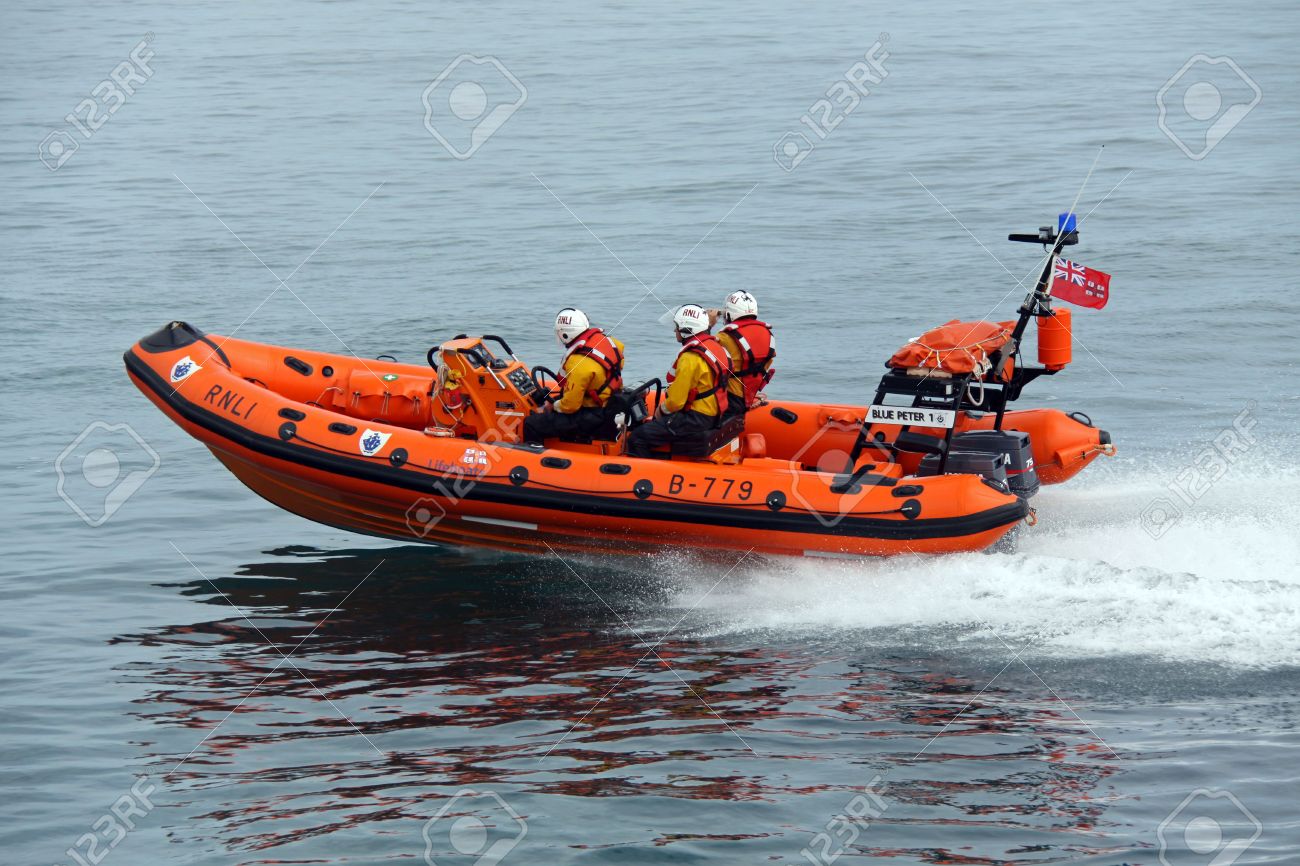 6886866-worthing-pier-worthing-uk-28th-june-2009-lifeboat-life-boat-practice-display-of-the-uk-r-n-l-i.jpg
