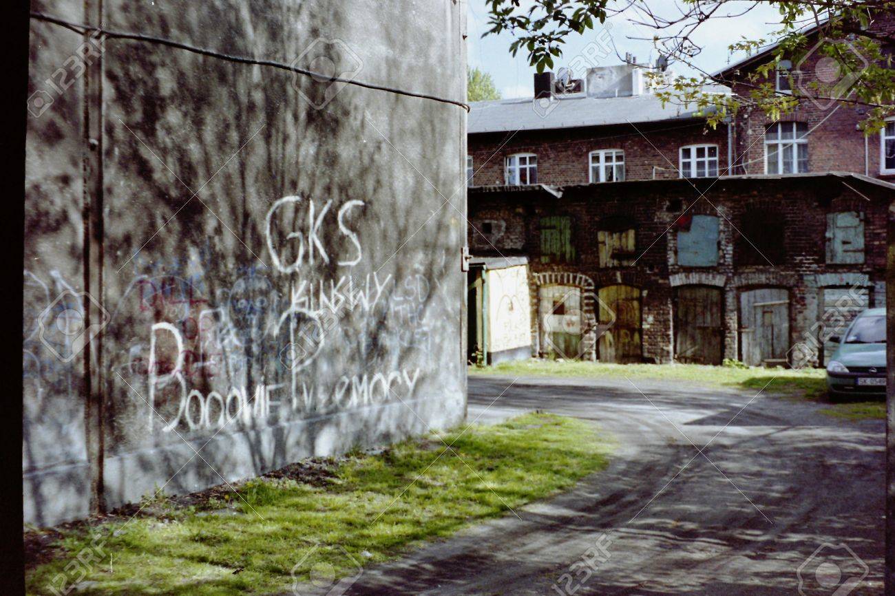 スラム街でフーリガンの落書き の写真素材 画像素材 Image