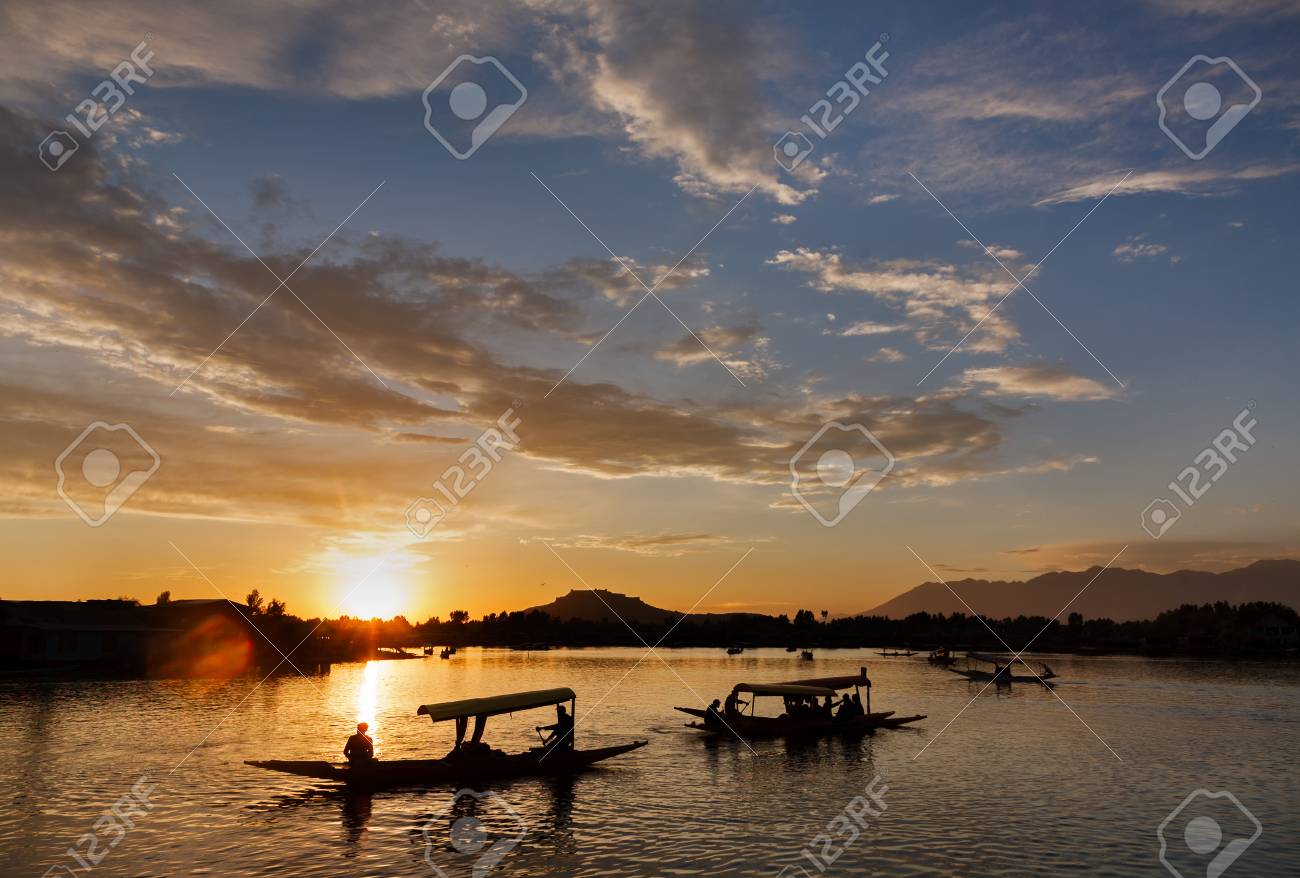 観光客として背景に カシミールのスリナガル フォートとダル湖のシカラ ボートのシルエット シーン の写真素材 画像素材 Image