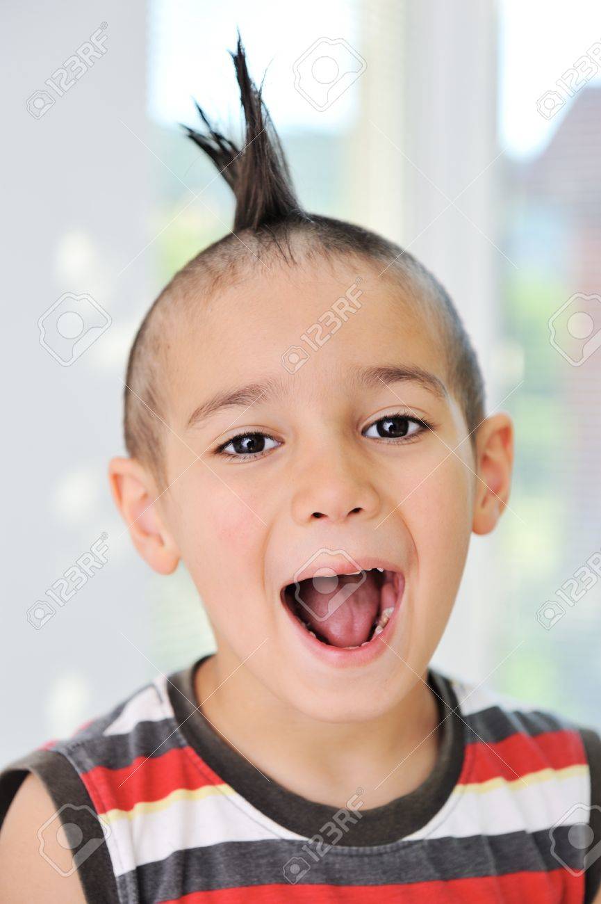 面白い髪と顔をしかめるとかわいい男の子 の写真素材 画像素材 Image 面白い髪と顔をしかめるとかわいい男の子 の写真素材 画像素材 Image
