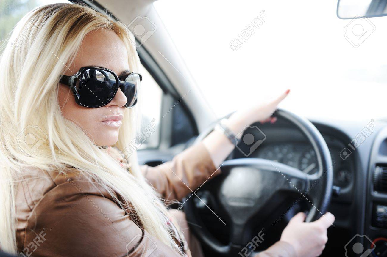 Chica Rubia Con Gafas De Sol Conducción De Coches Fotos, Retratos, Imágenes Y Fotografía Archivo Libres De Image 13381868.