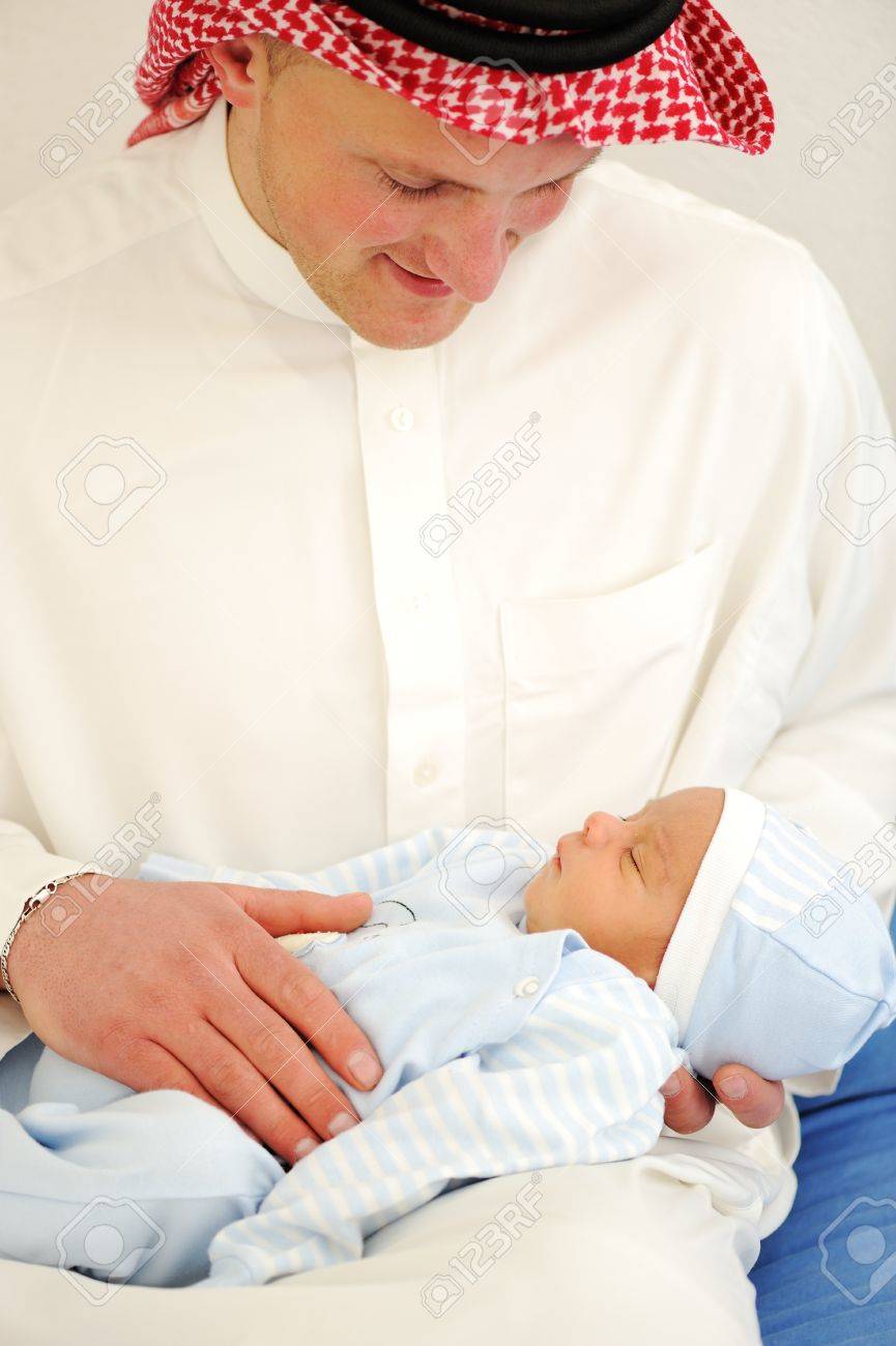 Homme Arabe Tenant Un Bebe Nouveau Ne Banque D Images Et Photos Libres De Droits Image