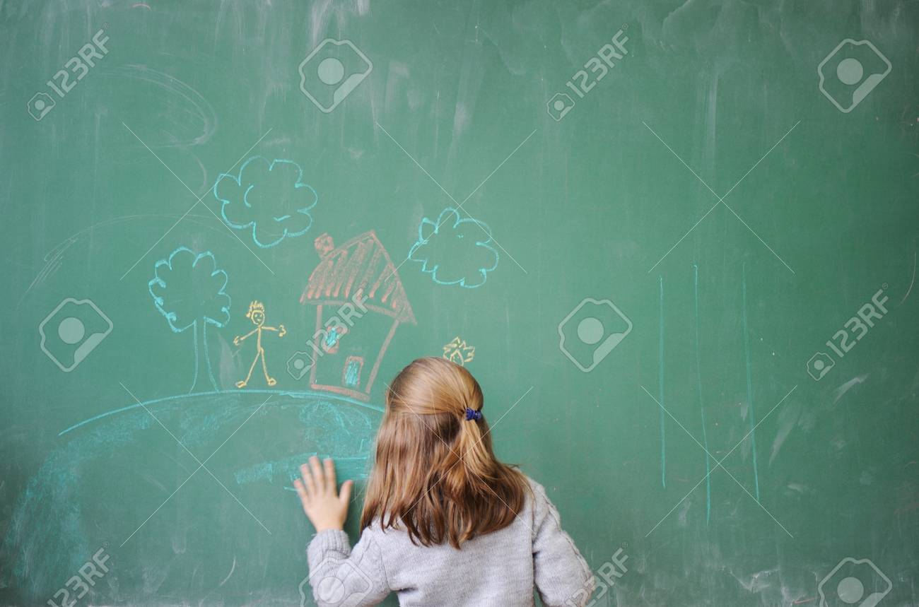 黒板を描くかわいい女の子 の写真素材 画像素材 Image