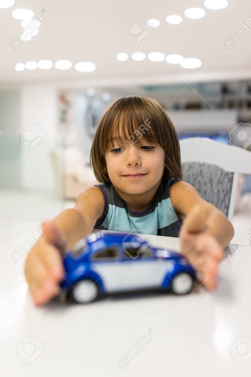 旧型車グッズを再生すると自宅に喜んでいる子供 の写真素材 画像素材 Image 旧型車グッズを再生すると自宅に喜んでいる子供 の写真素材 画像素材 Image