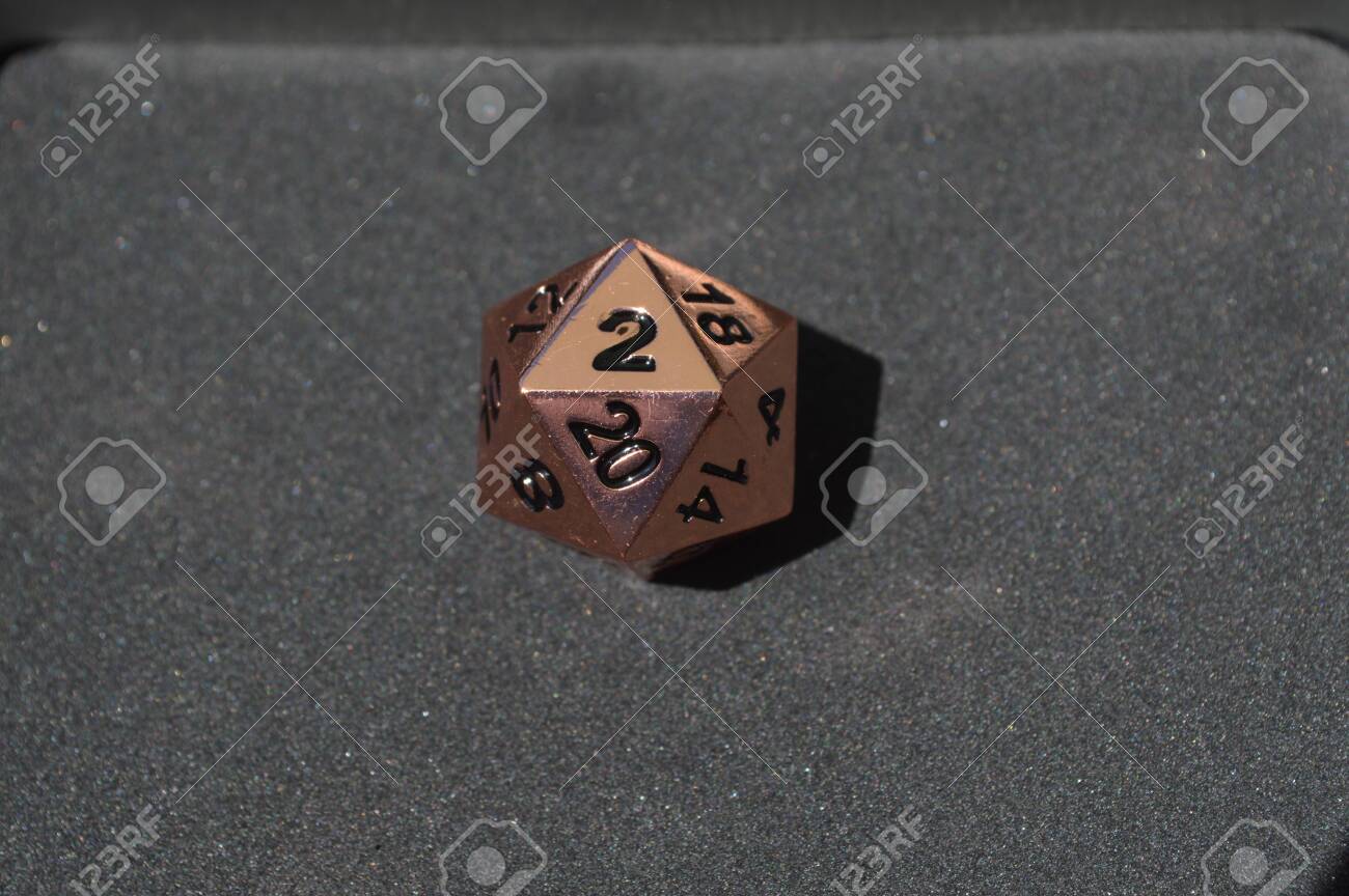 폼 표면에 있는 구리 금속 D20 20면 주사위, 상단에 2개 로열티 무료 사진, 그림, 이미지 그리고 스톡포토그래피. Image  149852164