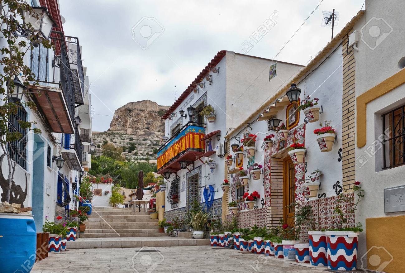 SzÃnes utcai alicante, spanyolország épületekkel dÃszÃtett ...