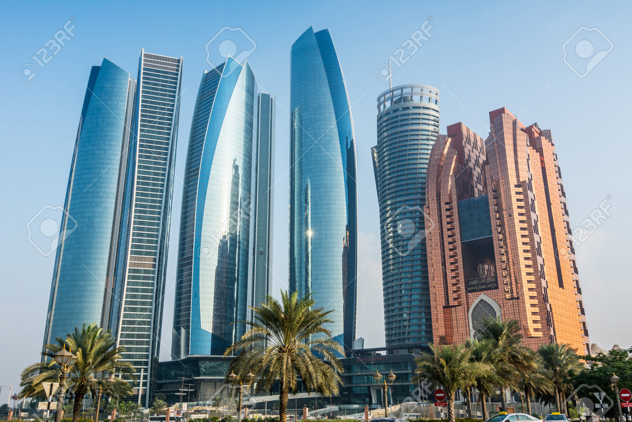 아랍 에미리트의 수도인 아부다비에 있는 복합 건물인 에티하드 타워는 아부다비 아랍에미리트의 에미레이트 팰리스 호텔에서 보입니다. 로열티  무료 사진, 그림, 이미지 그리고 스톡포토그래피. Image 159415000