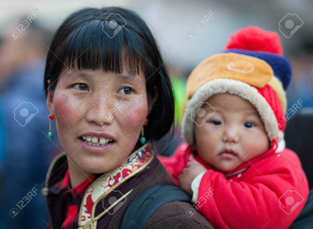 Katmandu Nepal 24 De Enero De 17 Mujeres Tibetanas En Ropa Nacional Que Llevan Al Bebe En El Rastro De Kora En Boudhanath Fotos Retratos Imagenes Y Fotografia De Archivo Libres